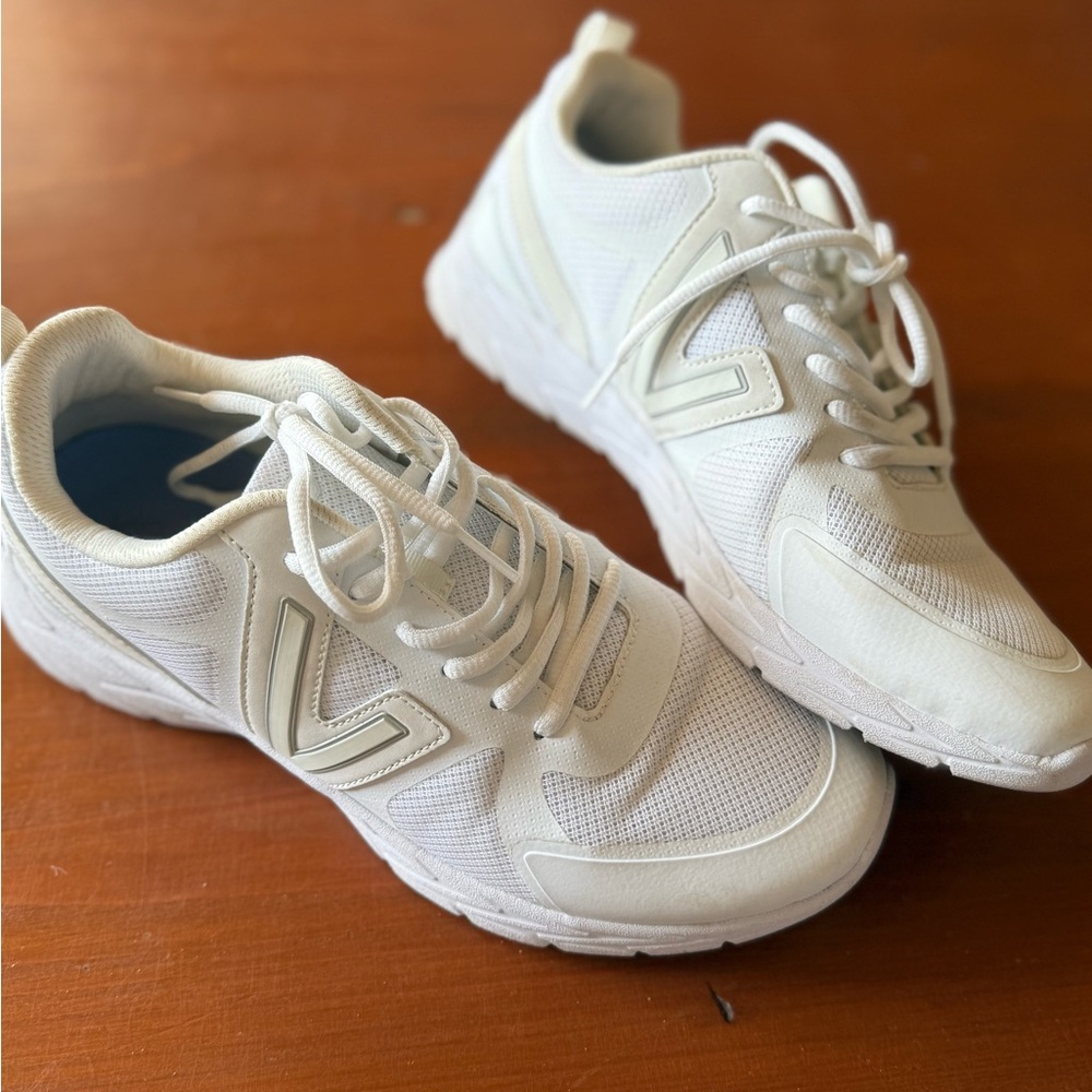 Lightweight Miles II Vionic Sneaker